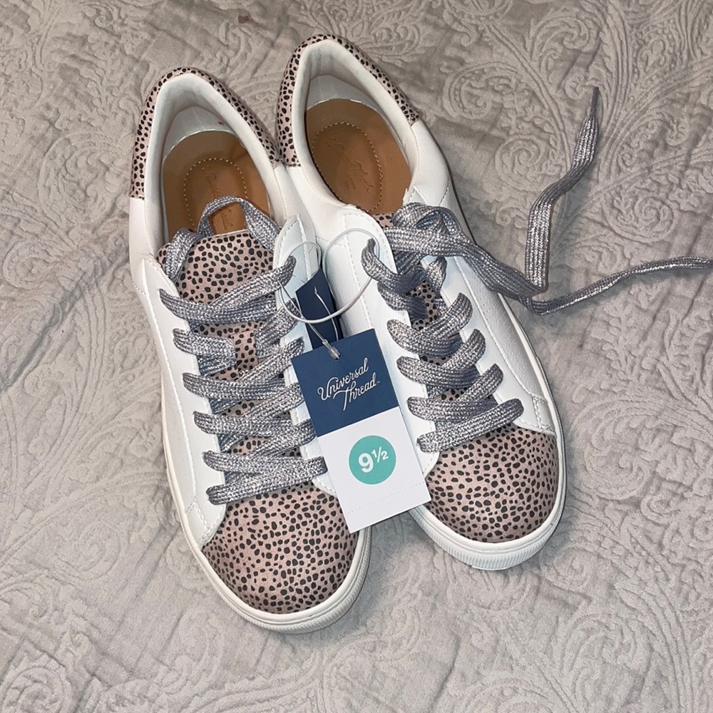 Universal Thread Sneaker